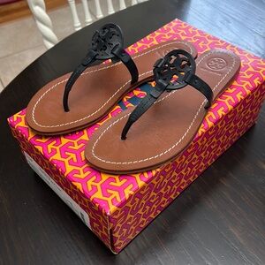Authentic Tory Burch Gabrielle Flat Thong Sandal
Size 7
Color: perfect black